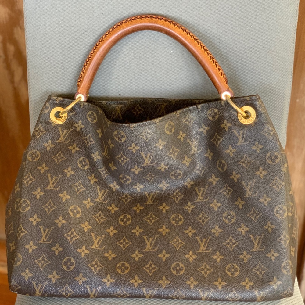 Authentic Louis Vuitton Artsy MM Bag
